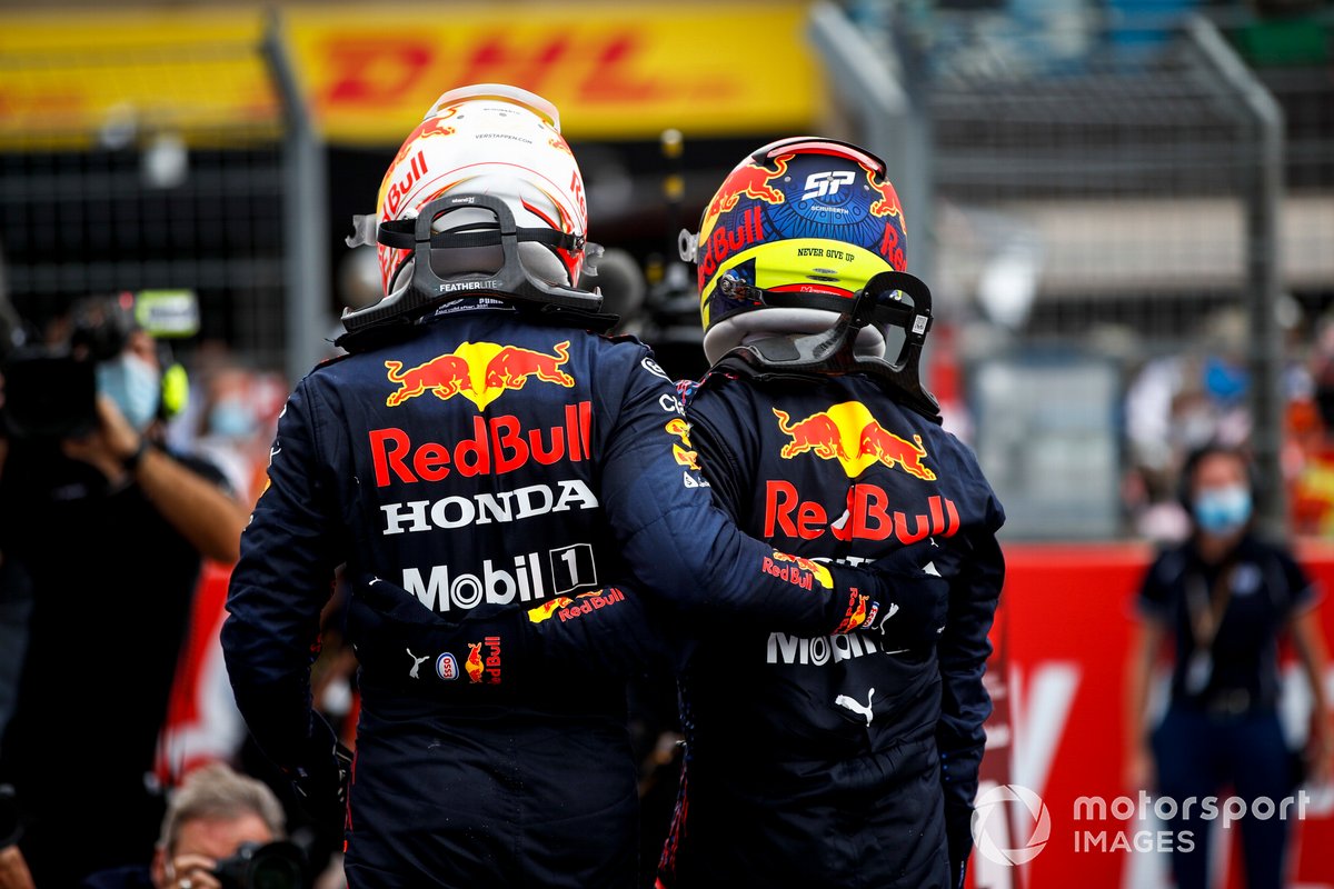 Max Verstappen, Red Bull Racing, dan Sergio Perez, Red Bull Racing, melakukan selebrasi di Parc Ferme