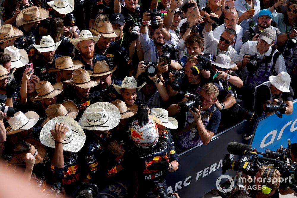 Max Verstappen, Red Bull Racing, 1ª posición, celebra con su equipo su llegada al Parc Ferme