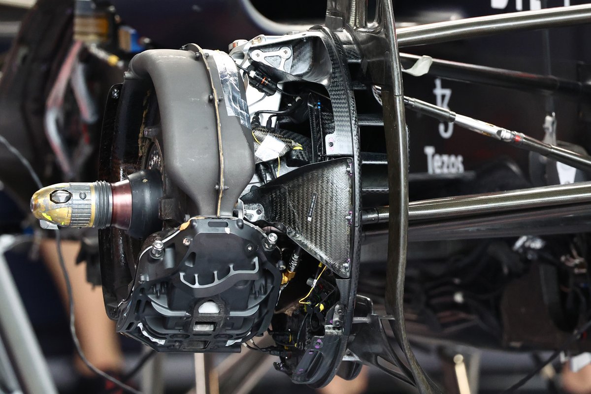 Detalle de la pinza de freno del Red Bull RB18 con el tratamiento térmico