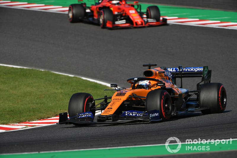 Carlos Sainz Jr., McLaren MCL34, delante Sebastian Vettel, Ferrari SF90.