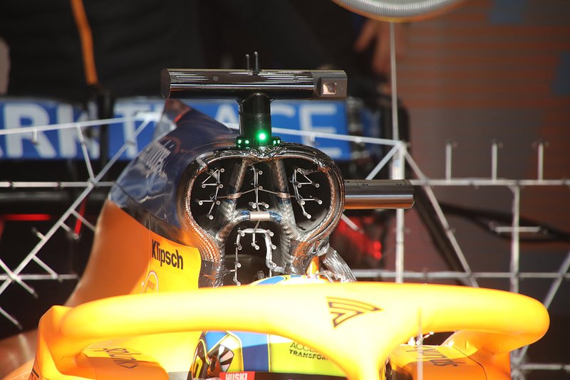 McLaren MCL35: ecco come era l'airbox l'anno scorso con una traversa orizzontale del roll bar che non c'è più