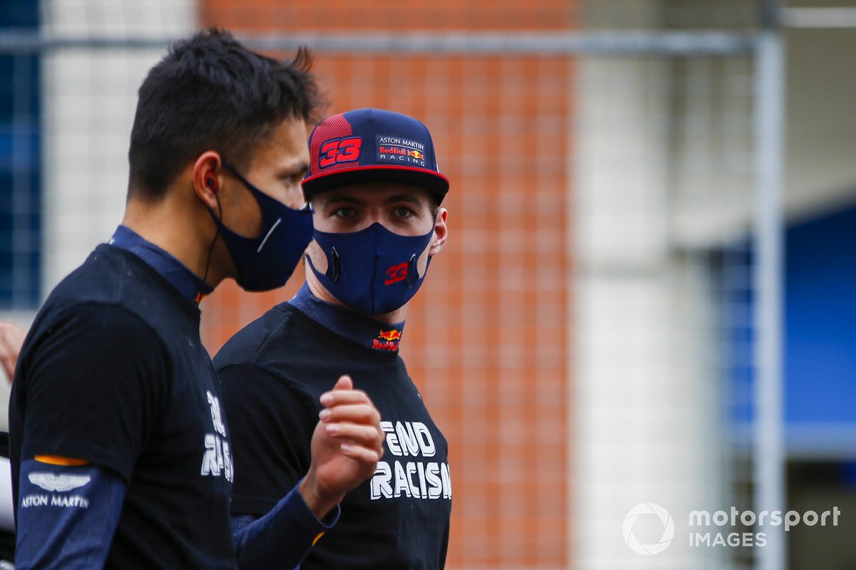 Alex Albon, Red Bull Racing, y Max Verstappen, Red Bull Racing.