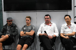 Fernando Alonso, McLaren, Stoffel Vandoorne, McLaren, Eric Boullier, McLaren Yarış Direktörü ve Yusu