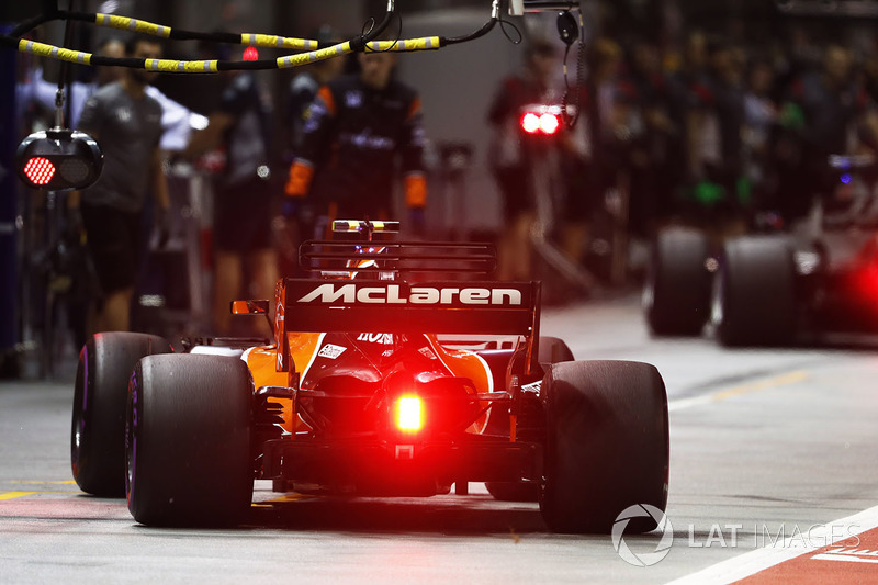 Stoffel Vandoorne, McLaren MCL32, in the pit lane