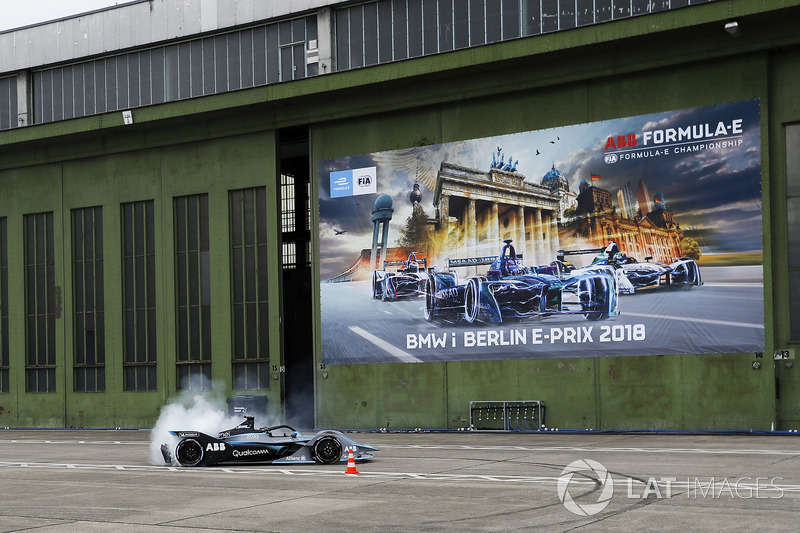 El campeón mundial de Fórmula 1, Nico Rosberg, conduce el Fórmula E Gen2 por las calles de Berlín