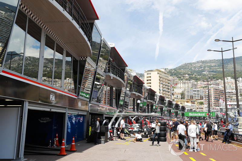 I garage FIA e Mercedes Benz in pit lane