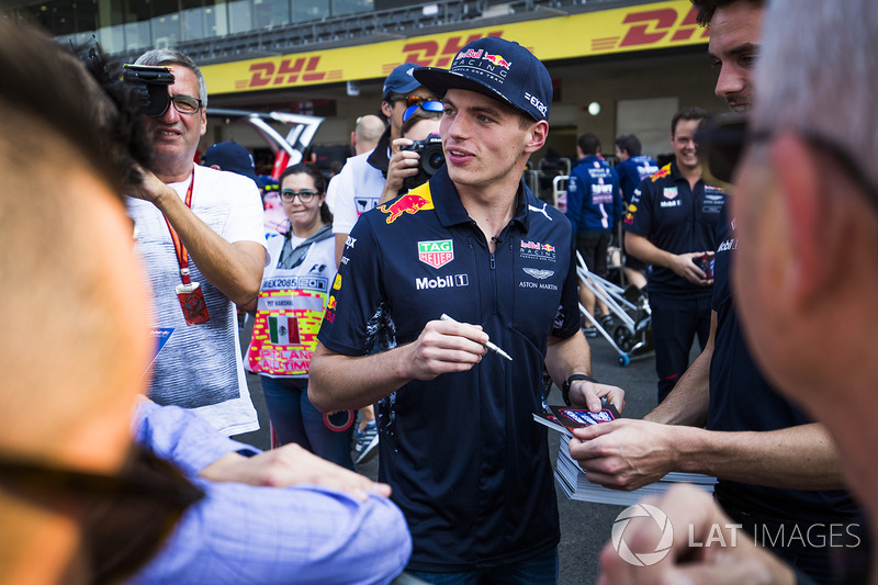 Max Verstappen, Red Bull Racing, firma de autógrafos para los aficionados