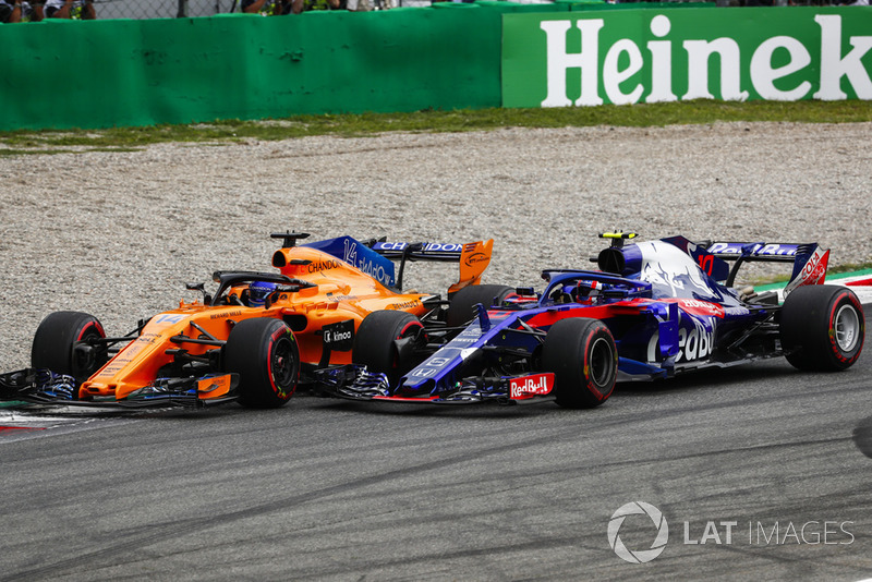Fernando Alonso, McLaren MCL33, Pierre Gasly, Toro Rosso STR13
