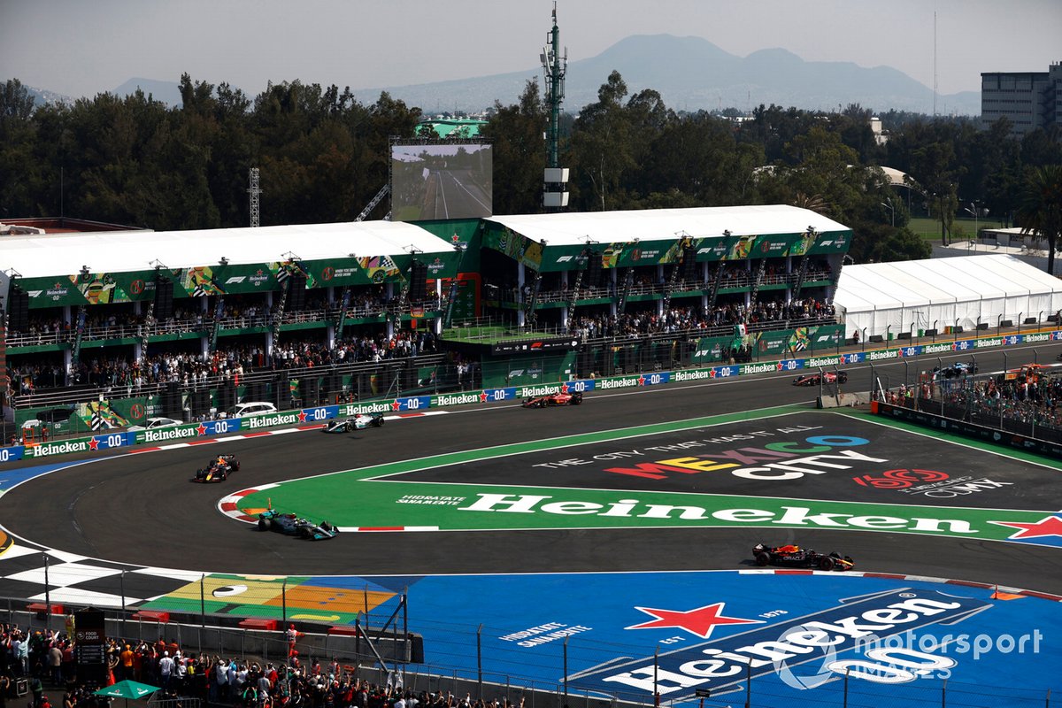 Max Verstappen, Red Bull Racing RB18, Lewis Hamilton, Mercedes W13, Sergio Perez, Red Bull Racing RB18