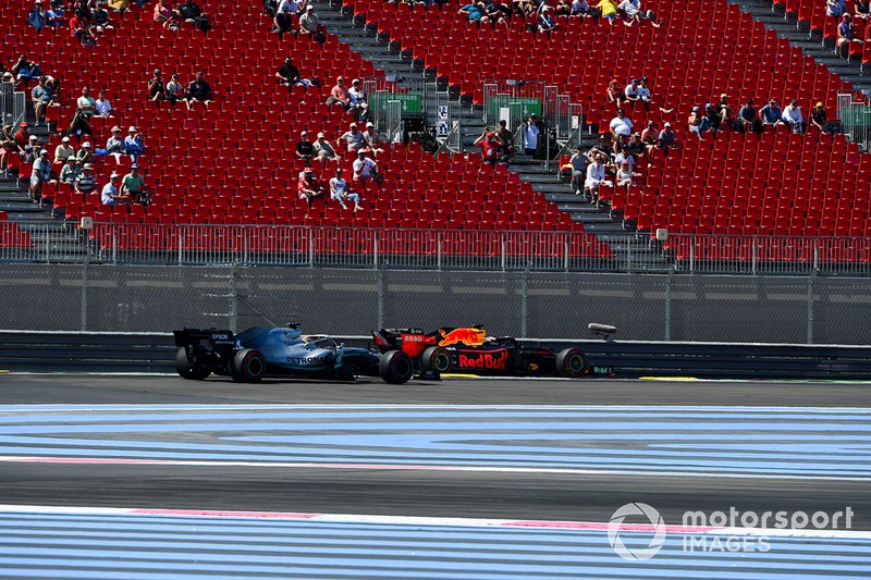 Lewis Hamilton, Mercedes AMG F1 W10 rejoins the track infant of Max Verstappen, Red Bull Racing RB15