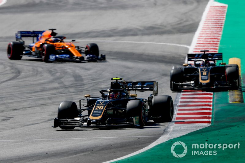 Кевін Магнуссен, Haas F1 Team VF-19, попереду суперників