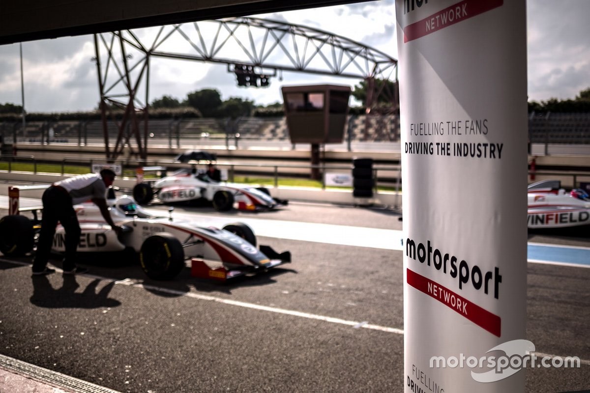 FIA Girls on Track Rising Stars dengan banner Motorsport Network