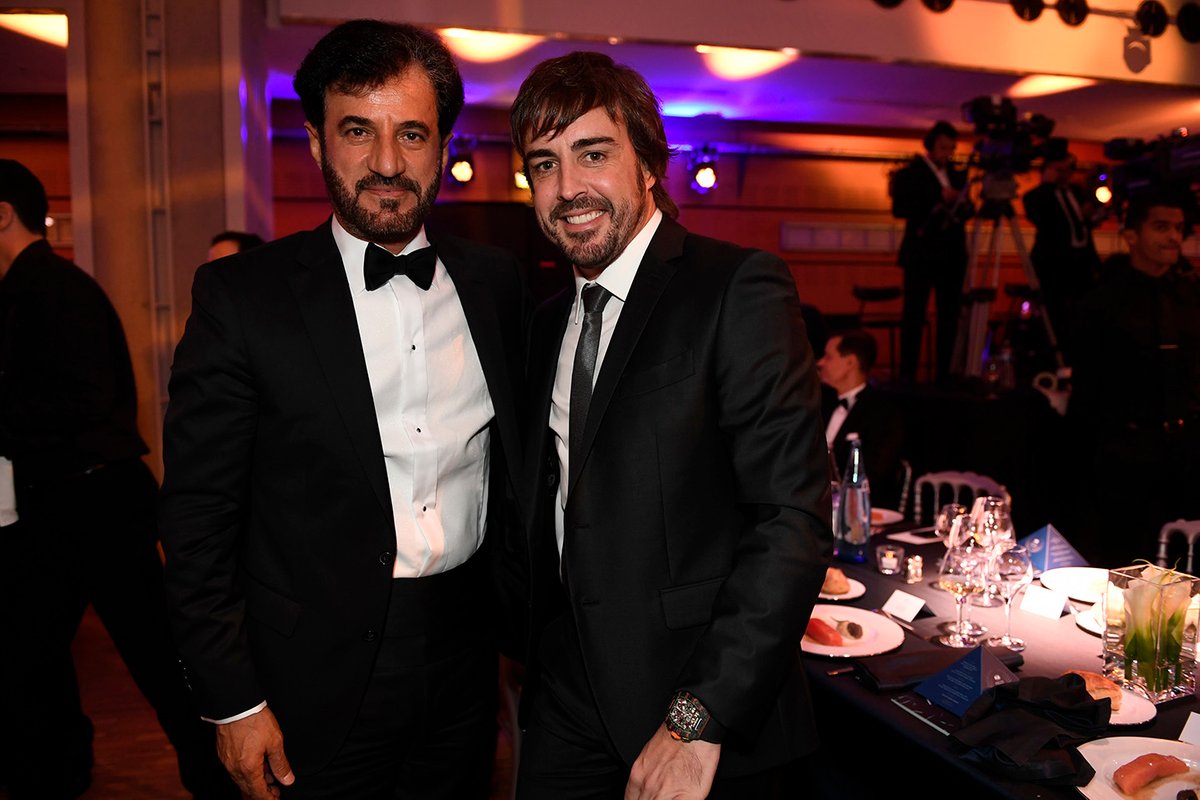Mohammed ben Sulayem dan Fernando Alonso saat acara pemberian penghargaan FIA pada 2019.