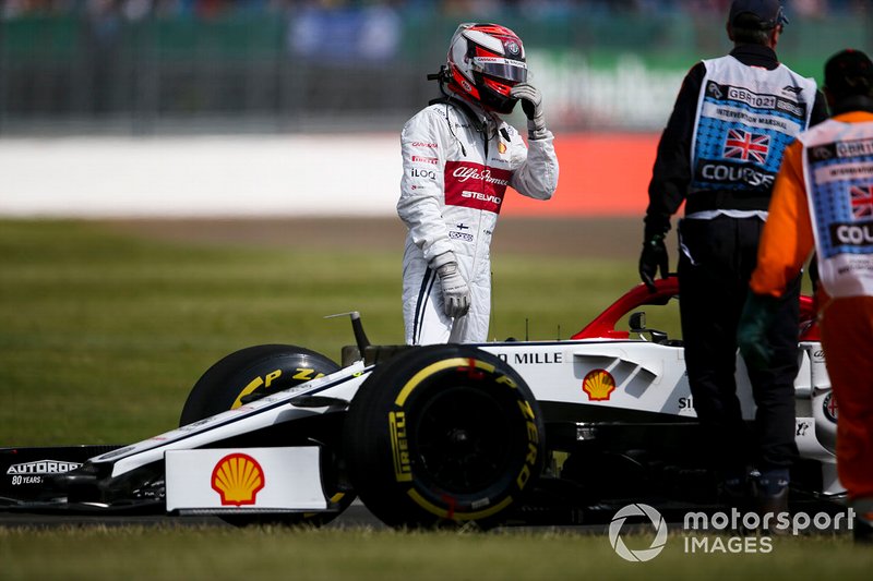 Kimi Raikkonen, Alfa Romeo Racing C38 fermo sulla pista con la power unit da cambiare