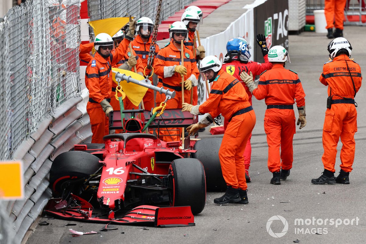 Marshals saat sedang membantu Charles Leclerc, Ferrari SF21, setelah menabrak dinding pembatas di sektor Swimming Pool