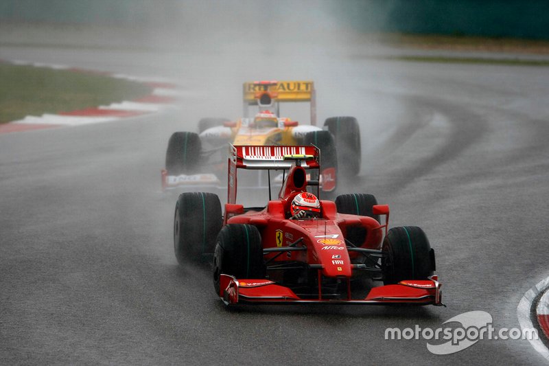 Kimi Raikkonen, Ferrari F60, roule devant Fernando Alonso, Renault R29