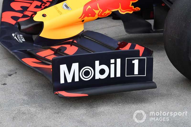 Red Bull Racing RB15'in ön kanat kenar plakası