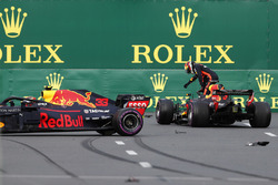 После столкновения: Даниэль Риккардо и Макс Ферстаппен, Red Bull Racing RB14