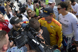 Ryan Hunter-Reay, Andretti Autosport Honda, Graham Rahal, Rahal Letterman Lanigan Racing Honda consola James Hinchcliffe, Schmidt Peterson Motorsports Honda después de no clasificarse para la carrera de 500 millas de Indianápolis
