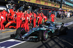 Valtteri Bottas, Mercedes-AMG F1 W09, Ferrari SF-71H'yi geçiyor