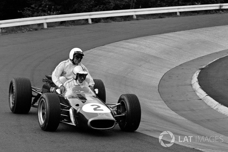 Nurburgring 1967: Jack Brabham (Brabham) menumpang Denny Hulme (Brabham)