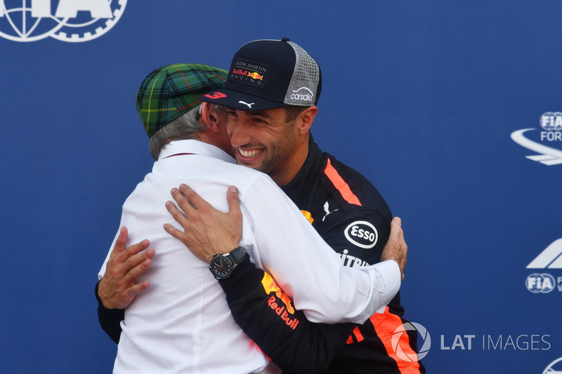 Le poleman Daniel Ricciardo, Red Bull Racing avec Jackie Stewart, dans le Parc Fermé