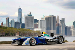 Een Formule E-bolide met de skyline van New York City