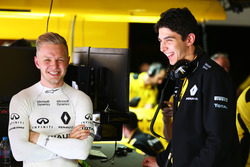(L to R): Kevin Magnussen, Renault Sport F1 Team with Esteban Ocon, Renault Sport F1 Team Test Drive