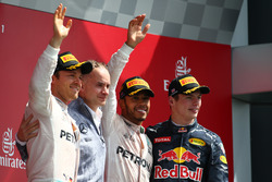 Il vincitore della gara Lewis Hamilton, Mercedes AMG F1 W07; il secondo classificato Nico Rosberg, M