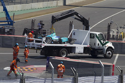 L'auto di Nelson Piquet Jr., NEXTEV TCR Formula E Team es llevado en una grúa después de su accidente
