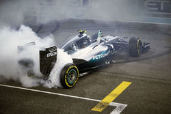 2. Nico Rosberg, Mercedes AMG F1 W07 Hybrid feiert seinen WM-Titel nach dem Rennen