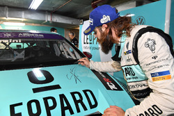 Stefano Comini, Leopard Racing, Volkswagen Golf GTI TCR signs his car