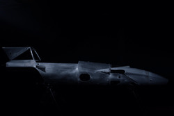 La Ferrari 312B sverniciata durante una delle prime fasi del restauro portato a termine del team Motortecnica guidato da Mauro Forghieri.
