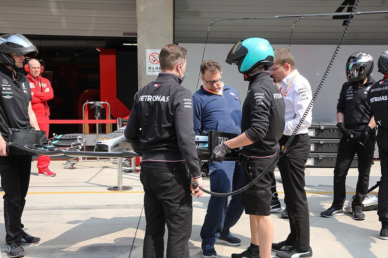 Механіки команди тримають переднє антикрило Mercedes AMG F1 W10
