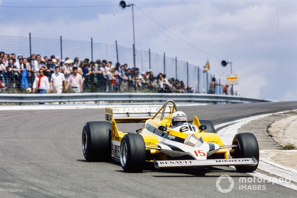 Alain Prost en su Renault RE30 de camino a su primera victoria en un GP en Dijon-Prenois, Francia.