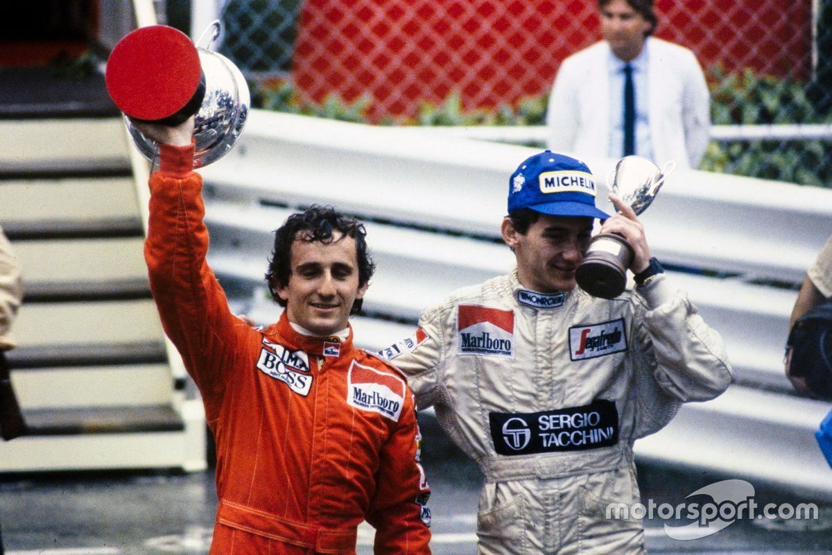 El ganador de la carrera, Alain Prost, McLaren, y Ayrton Senna, Toleman, con sus trofeos.