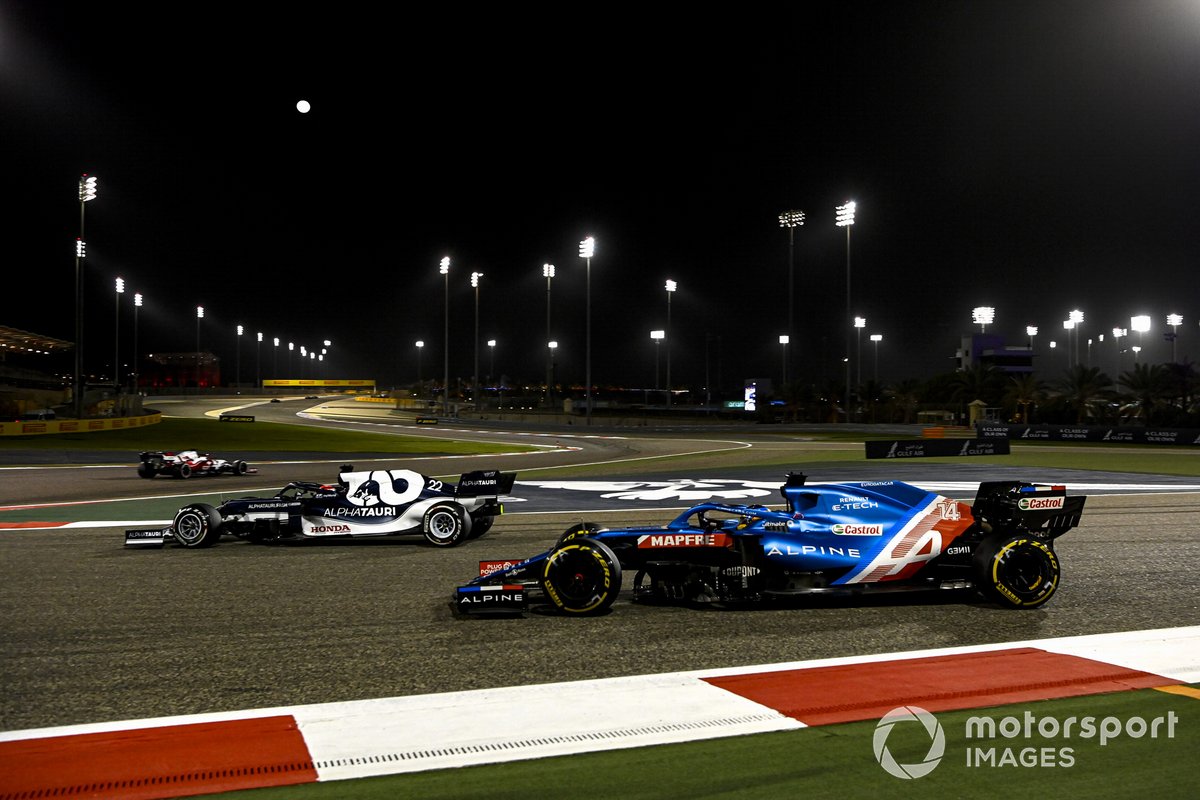 Pembalap muda AlphaTauri, Yuki Tsunoda, saat menyalip Fernando Alonso (Alpine F1) dengan mobil AT02 dalam F1 GP Bahrain 2021.