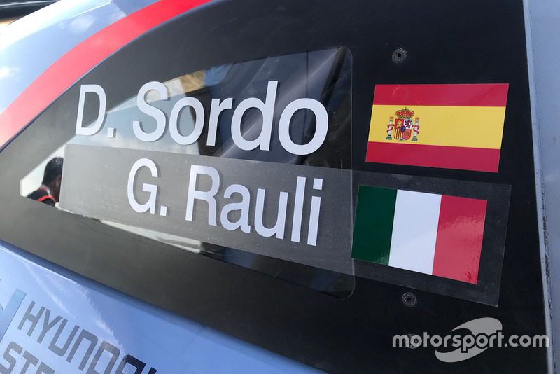 Dettaglio dei nomi di Dani Sordo, Hyundai Motorsport e Giacomo Rauli, giornalista di Motorsport.com