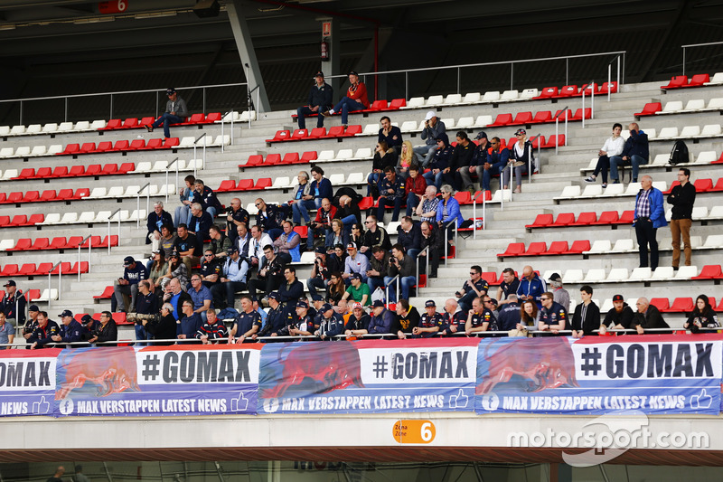 Een groep #GoMax Verstappen-supporters op de hoofdtribune