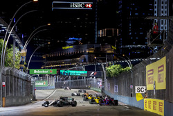 Valtteri Bottas, Mercedes AMG F1 W08, Carlos Sainz Jr., Scuderia Toro Rosso STR12, Nico Hulkenberg,