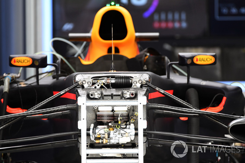 Red Bull Racing RB13 ön süspansiyon ve şasi detay