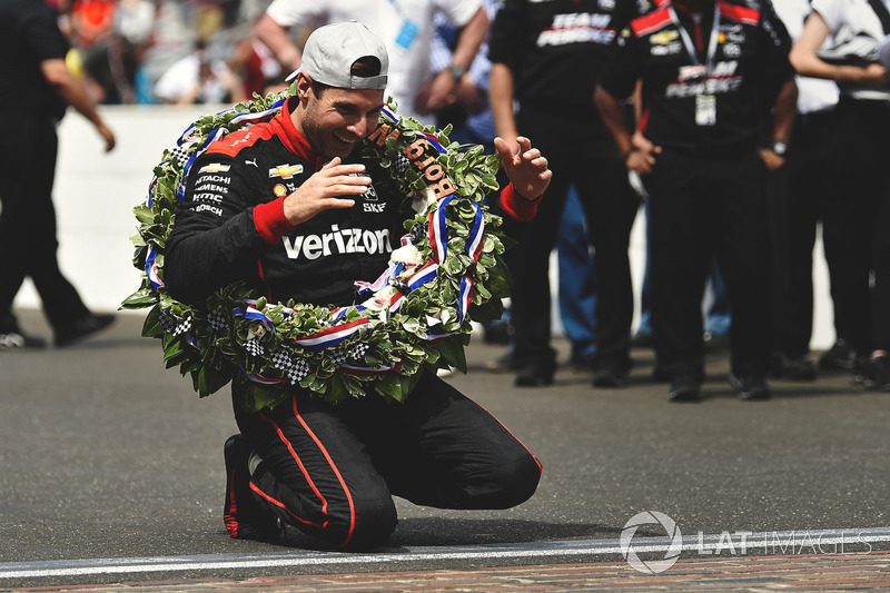 Will Power, Team Penske Chevrolet festeggia la vittoria dando un bacio alla iarda di mattoni