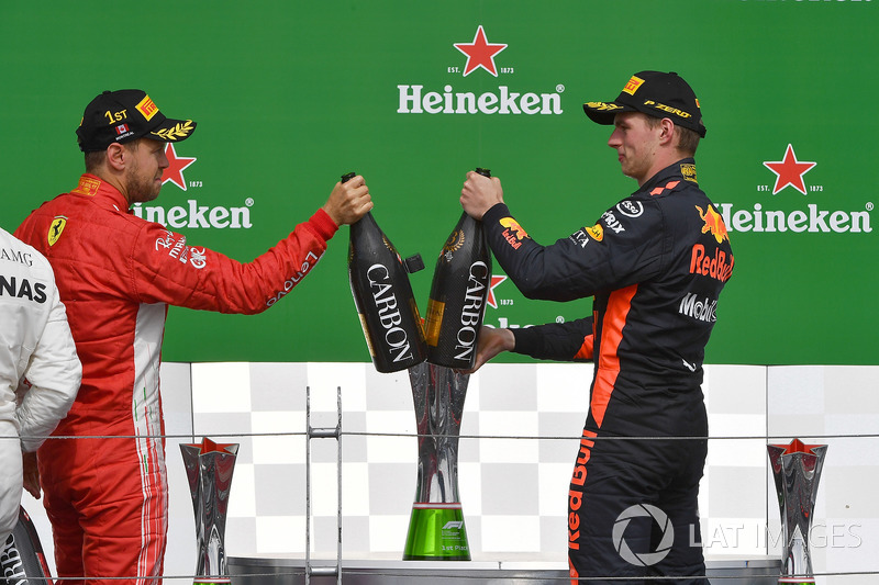 Себастьян Феттель, Ferrari та Макс Ферстаппен, Red Bull Racing святкують на подіумі із шампанським