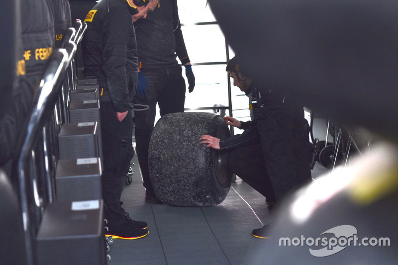 Pirelli mühendisleri ve McLaren mühendisleri, Fernando Alonso'nun arka lastiğini inceliyor