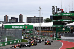 Себастьян Феттель, Ferrari SF16-H випереджає Ніко Росберга, Mercedes AMG F1 W07, Льюїса Хемілтона, M