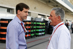 Tavo Hellmund,de voormalige COTA Promotor met Chase Carey, voorzitter Formula One Group
