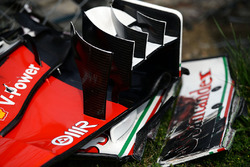 De afgebroken voorvleugel van Kimi Raikkonen, Ferrari