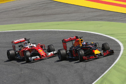 Daniel Ricciardo, Red Bull Racing RB12 e Sebastian Vettel, Ferrari SF16-H