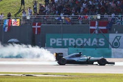 Льюіс Хемілтон, Mercedes AMG F1 W07 Hybrid сходить внаслідок відмови двигуна