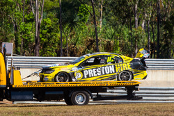 Das Auto von Lee Holdsworth, Team 18, Holden, wird nach Crash abtransportiert